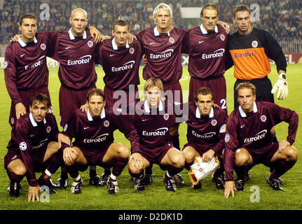 Datei Foto *** Spieler von Sparta Prag posieren für ein Foto vor dem Champions League Fußballspiel gegen Chelsea London in Prag 16. September 2003. UNTEN Sie L-r: Jiri Nemec, Tomas Jun Tomas Hubschmann, Karel Poborsky, Rastislav Michalik. TOP L-R: Martin Petras, Petr Johana, Vladimir Labant, Radoslav Kovac, Igor Gluscevic, Jaromir Blazek.  Sparta spielt gegen den FC Chelsea in die 2. Runde der Europa League in Prag am 14. Februar 2013.  (Foto/Michal Kamaryt CTK) Stockfoto