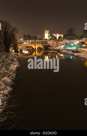 Schnee gebunden Dorf Aylesford mit einer mittelalterlichen Brücke über ruhige Gezeiten-Fluss Medway Reflexion zeigt ruhigen Atmosphäre in der Nacht Stockfoto