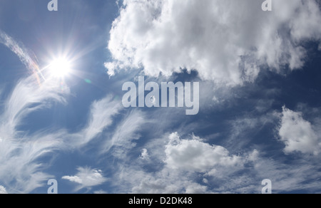 Blauer Himmel mit Wolken und Sonne. Stockfoto