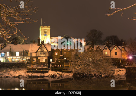 Schnee gebunden Dorf Aylesford mit einer mittelalterlichen Brücke über ruhige Gezeiten-Fluss Medway Reflexion zeigt ruhigen Atmosphäre in der Nacht Stockfoto