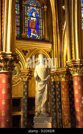 Statue von Saint-Louis (König Louis IX) in der unteren Kapelle Sainte-Chapelle, Paris Stockfoto