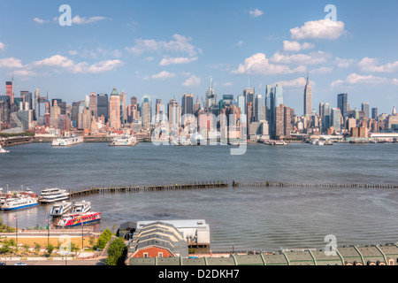 Die Skyline von Manhattan über den Hudson River, Blick nach Osten von New Jersey an einem Sommernachmittag aus gesehen. Stockfoto