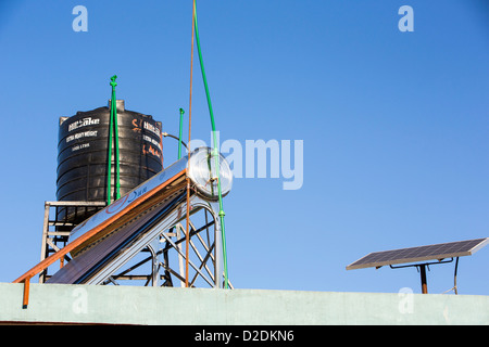 Thermische Sonnenkollektoren für die Warmwasserbereitung mit solar Photovoltaik-Panels auf den Dächern eines Tee-Hauses Stockfoto