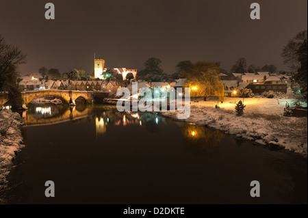 Schnee gebunden Dorf Aylesford mit einer mittelalterlichen Brücke über ruhige Gezeiten-Fluss Medway Reflexion zeigt ruhigen Atmosphäre in der Nacht Stockfoto