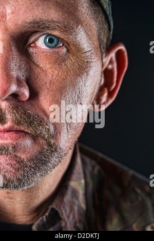 Düstere Blick, sehr detaillierte Nahaufnahme Portrait von älterer Erwachsener, halbes Gesicht, Männlich, 40 Jahre, kaukasische Stockfoto