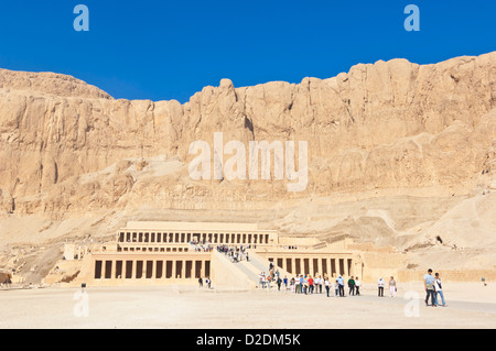 Viele Touristen besuchen die restaurierte Tempel der Hatschepsut auf der Westbank von Luxor Ägypten Middle East Stockfoto