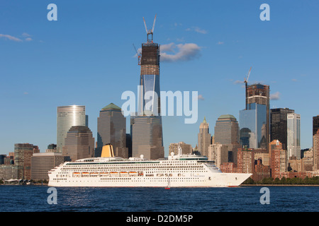 PO-Kreuzfahrten Kreuzfahrtschiff Aurora Köpfe Süd auf dem Hudson River, vorbei an der Freedom Tower und die unteren Skyline von Manhattan in New York City. Stockfoto