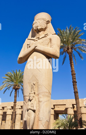 Statue von Ramses II mit der Statue von seiner Tochter Bent'anta bei Karnak Tempel Luxor Ägypten Middle East Stockfoto