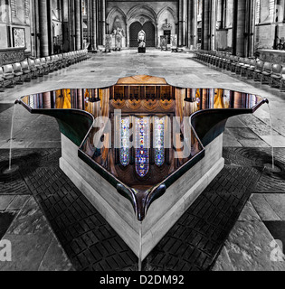 Der große Westen reflektiert Glasfenster in der Infinity-Schriftart auf die Kathedrale von Salisbury, Wiltshire. Stockfoto
