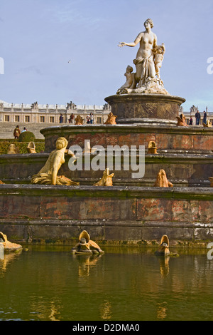 Der spektakuläre Latona-Brunnen auf dem Gelände des Palastes von Versailles, Frankreich Stockfoto