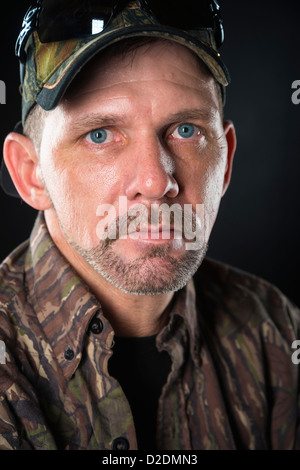 Kopfschuss-Porträt von reifer Mann in Camouflage Hemd und Basecap, Männlich, 40 Jahre, kaukasischen hautnah Stockfoto