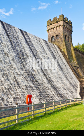 Staumauer mit Wasser überfüllt Derwent Reservoir Derbyshire Peak District Nationalpark Derbyshire England UK GB EU Europa Stockfoto