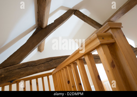 Schönen alten Balken in einer vor kurzem umgebauten Scheune im ländlichen England. Stockfoto