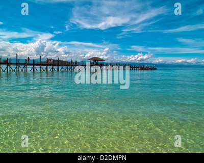 Malaysia, Borneo, Kota Kinabalu, Pulau Gaya Island, Blick auf den Bootssteg und das Meer Stockfoto
