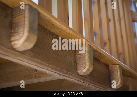 Nahaufnahme des hölzernen Geländer auf einer Treppe in einer vor kurzem umgebauten Scheune im ländlichen England. Stockfoto