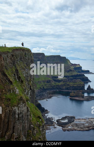 Walker auf Benbane Head auf dem Causeway Küste Weg walking Trail, County Antrim, Nordirland. Stockfoto