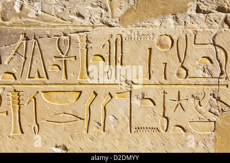 Hieroglyphen auf den Säulen des Portikus auf der dritten Terrasse der Tempel der Hatschepsut auf der Westbank von Luxor Ägypten Stockfoto