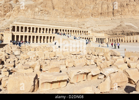 Viele Touristen besuchen die restaurierte Tempel der Hatschepsut auf der Westbank von Luxor Ägypten Middle East Stockfoto