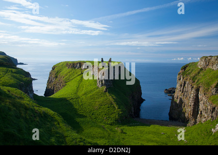 Die Ruinen der Burg aus dem 16. Jahrhundert Dunseverick, Causeway-Küste, County Antrim, Nordirland. Stockfoto