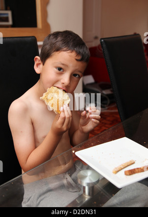 Skinny 6 jährigen Jungen frühstücken Stockfoto