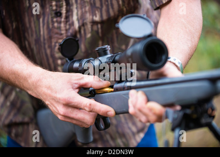 Nahaufnahme des Ladens ein Jagdgewehr Gewehr Waffe mit Munition Kugeln Stockfoto
