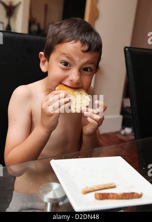 Skinny 6 jährigen Jungen frühstücken Stockfoto