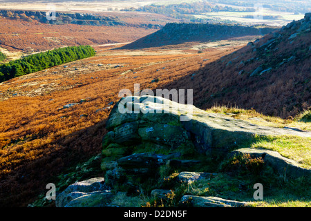 Carl Wark Eisenzeit Wallburg betrachtet aus Higger Tor in der Nähe von Hathersage im Peak District Nationalpark Derbyshire England UK Stockfoto