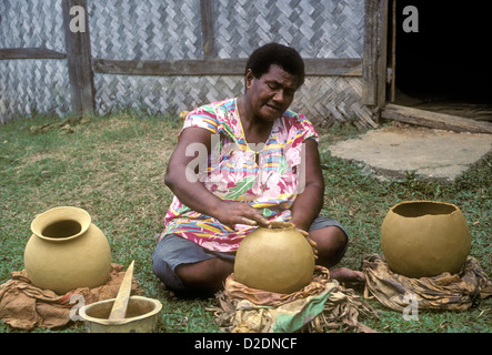 1, 1, Fidschi Frau, Töpfern, Nakabuta Töpferdorf, Sigatoka Valley, Viti Levu, Insel Viti Levu, Fidschi Inseln, Fidschi Stockfoto
