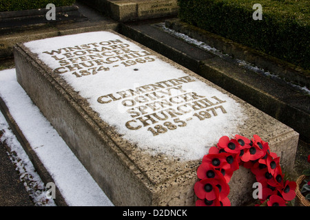 Schnee auf dem Grab von Sir Winston Churchill an Bladon, England Stockfoto