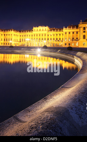 Schloss Schönbrunn in Wien, Österreich - spiegelt sich in der runden Brunnen von vorne, bei Nacht. Stockfoto