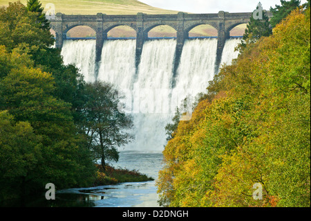 CRAIG GOCH OBEN DAM AN ELAN TAL POWYS WALES MIT EINER RIESIGEN WILDWASSER-ÜBERLAUF Stockfoto