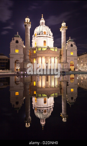 Karlskirche (Kirche St. Charles) - eine Wiens berühmtesten Kirchen von Nacht reflektiert. Stockfoto