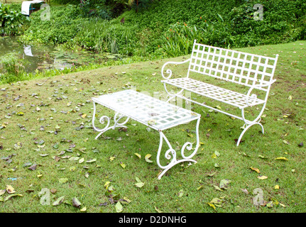 weiße Bank und Tisch im park Stockfoto