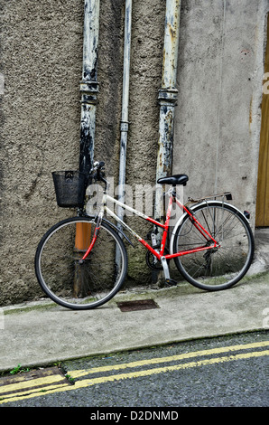 Ein Fahrrad an der Wand gelehnt Stockfoto