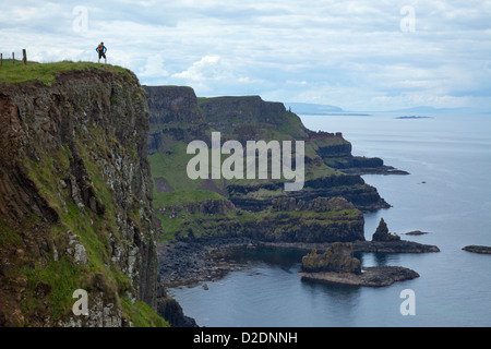 Walker auf Benbane Head auf dem Causeway Küste Weg walking Trail, County Antrim, Nordirland. Stockfoto