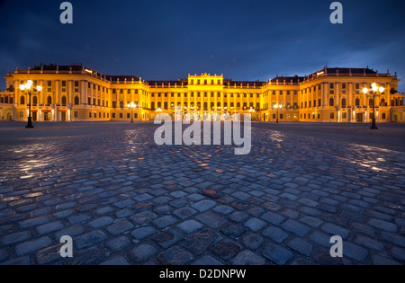 Schloss Schönbrunn - frontalen Gehweg und Eintrag bei Nacht - ein Wahrzeichen von Wien, Österreich Stockfoto