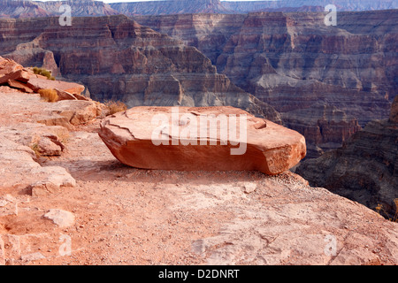 großen flachen Felsen am Rande der Rand des Grand Canyon Guano Point Grand Canyon West Arizona usa Stockfoto