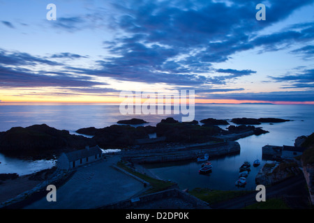 Mittsommer Mitternacht Dämmerung über Ballintoy Harbour, County Antrim, Nordirland. Stockfoto