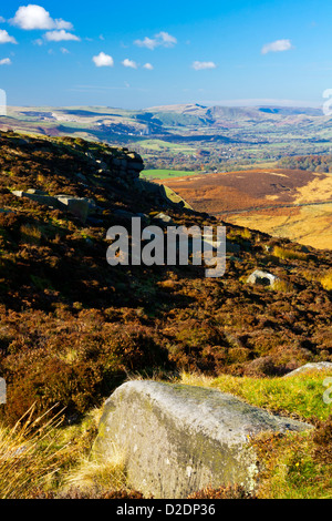 Blick über Higger Tor in der Nähe von Hathersage in Richtung Hope Valley im Peak District Nationalpark Derbyshire England UK Stockfoto