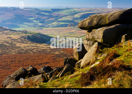Blick über Higger Tor in der Nähe von Hathersage in Richtung Hope Valley im Peak District Nationalpark Derbyshire England UK Stockfoto