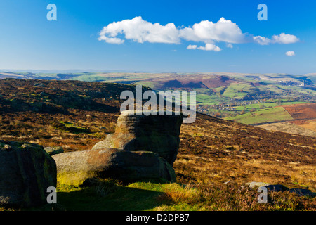 Blick über Higger Tor in der Nähe von Hathersage in Richtung Hope Valley im Peak District Nationalpark Derbyshire England UK Stockfoto