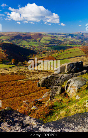 Blick über Higger Tor in der Nähe von Hathersage in Richtung Hope Valley im Peak District Nationalpark Derbyshire England UK Stockfoto