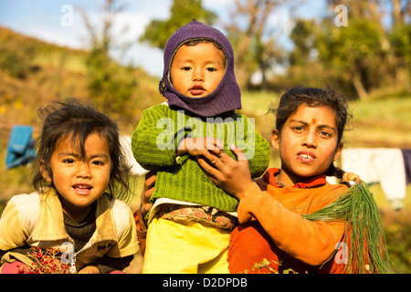 Nepalesische Kinder in traditioneller Kleidung in den Ausläufern des Himalaya, Nepal. Stockfoto