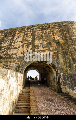 Castillo San Felipe del Morro Festung Silhouette des kleinen Menschen im inneren Bogen, Old San Juan, Puerto Rico Stockfoto