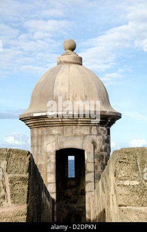 Puerto Rico gewölbt Wachhäuschen (Garita) im Castillo San Felipe del Morro Festung, Altstadt von San Juan Stockfoto