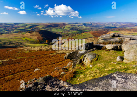 Blick über Higger Tor in der Nähe von Hathersage in Richtung Hope Valley im Peak District Nationalpark Derbyshire England UK Stockfoto
