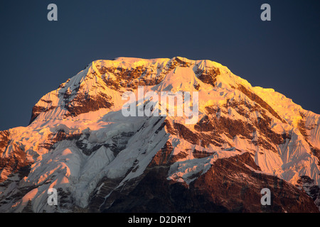 Alpenglühen bei Sonnenaufgang am Annapurna South, Nepelese Himalaya. Stockfoto