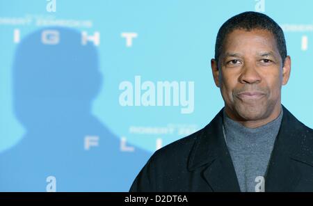 US-amerikanischer Schauspieler Denzel Washington kommt für die Deutschland-Premiere seines Films "Flucht" in Berlin, Deutschland, 21. Januar 2013. Das amerikanische Drama über eine spektakuläre Notfall Flugzeug Landung kommt in deutsche Kinos am 24. Januar 2013. Foto: JENS KALAENE Stockfoto