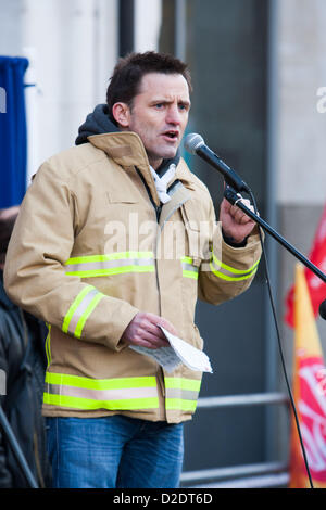 London, UK. 21. Januar 2013. West Yorkshire FBU Brigade Sekretärin, David Williams, Adressen London Feuerwehr in Masse Lobby des London Feuer und Emergency Planning Authority (LFEPA), protestieren will 12 Feuerwachen schließen, entfernen 18 Feuerwehrfahrzeuge und Schrägstrich 520 Feuerwehrmann Beiträge. Die Lobby wurde von der Region London Fire Brigades Union genannt. Stockfoto