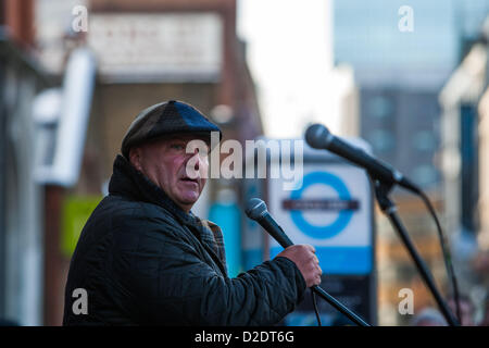 London, UK. 21. Januar 2013. Bob Crow, Generalsekretär der RMT Adressen London Feuerwehrleute Masse Lobby des London Feuer und Emergency Planning Authority (LFEPA) treffen, protestieren will 12 Feuerwachen schließen entfernen 18 Feuerwehrfahrzeuge und Schrägstrich 520 Feuerwehrmann Beiträge. Die Lobby wurde von der Region London Fire Brigades Union genannt. Stockfoto